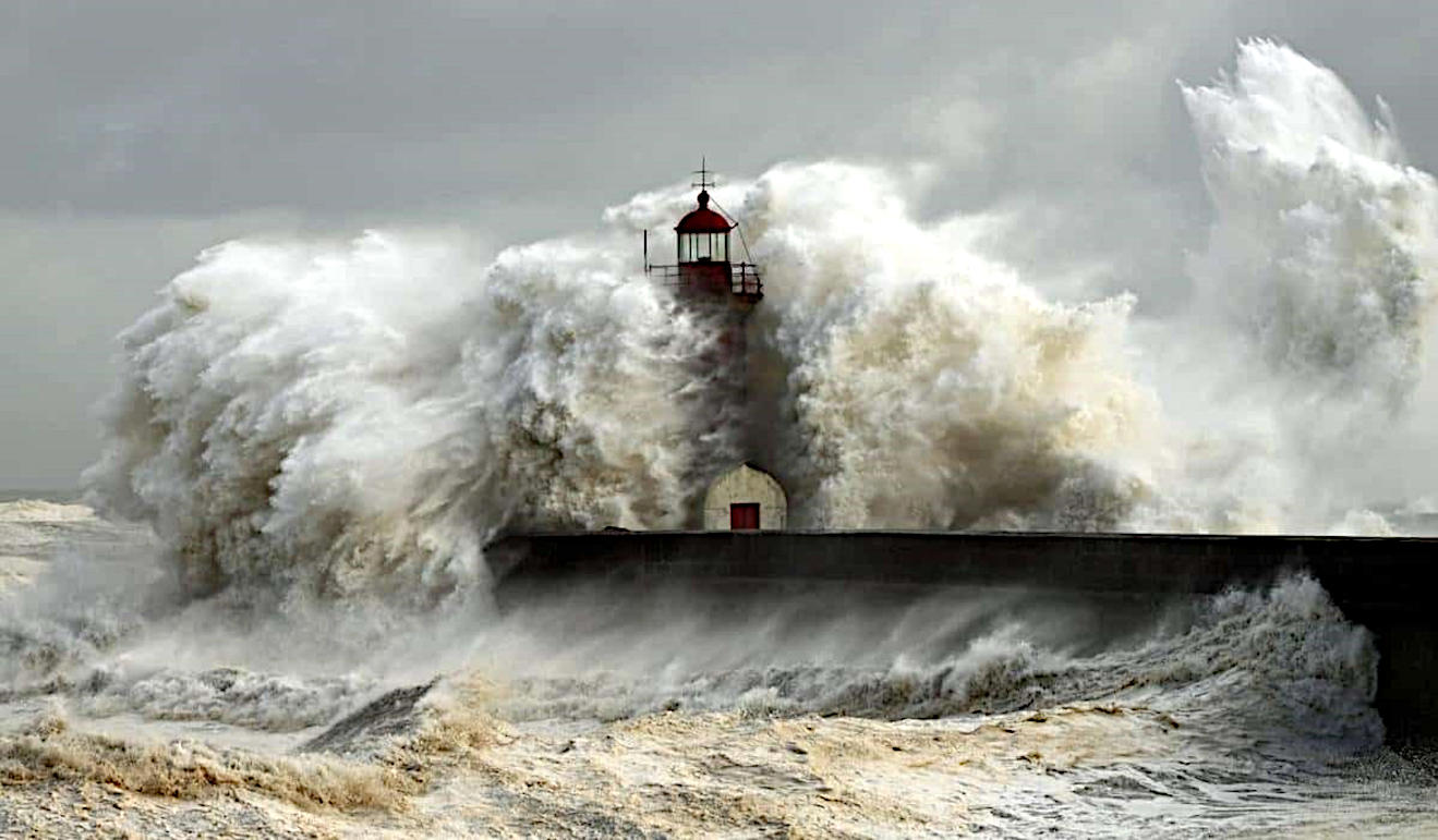 Storm waves engilfing a lighhouse